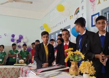 বদরপুর সেন্ট জোশেপ স্কুলে শিশু দিবসে প্রদর্শনী পড়ুয়াদের