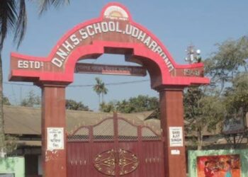 ডি এন হায়ার সেকেন্ডারিতে ছাত্রদের মারামারি, পুলিশ মোতায়েন