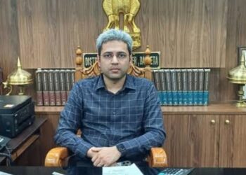 জেলাপরিষদের সিইওকে হেনস্তা ! বরপেটার ডিসি রোহন কুমার ঝা’কে শোকজ রাজ্য সরকারের