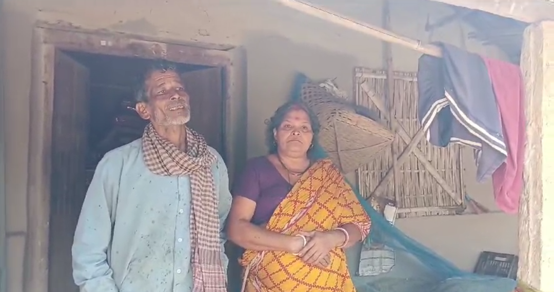 পুত্র ও পুত্রবধূর হা‌তে লা‌ঞ্ছিতা মা বাবা