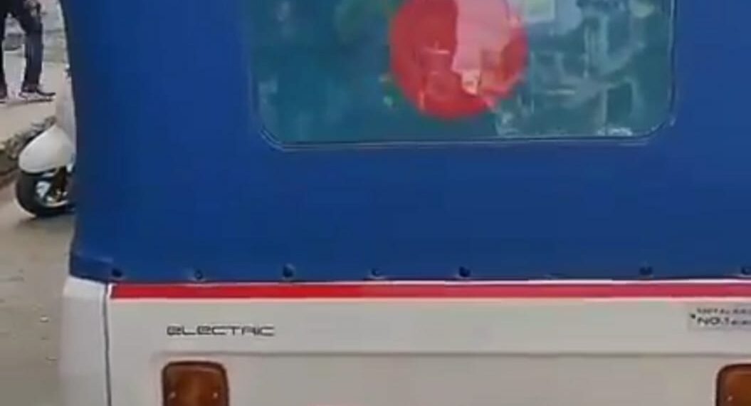 শিলচরে অটোর পেছনে বাংলাদেশের পতাকা! উত্তেজনা