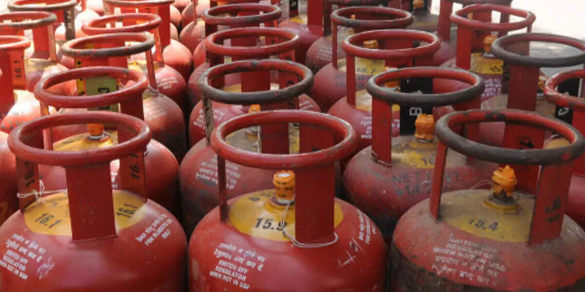 রেশন কার্ড থাকা মহিলারা ৬০০ টাকায় পাবেন রান্নার গ্যাস