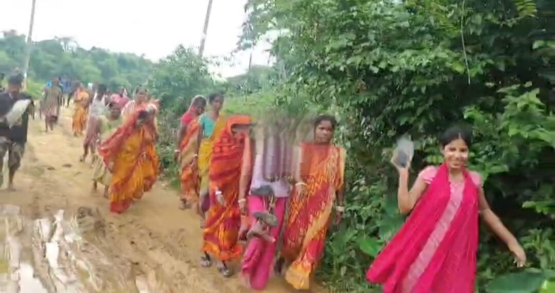 যৌন ভিডিওর সাজা! শিলচরে  জুতোরমালা পরিয়ে ঢাক-ঢোল বাজিয়ে গ্রামে ঘোরানো হলো গৃহবধূকে