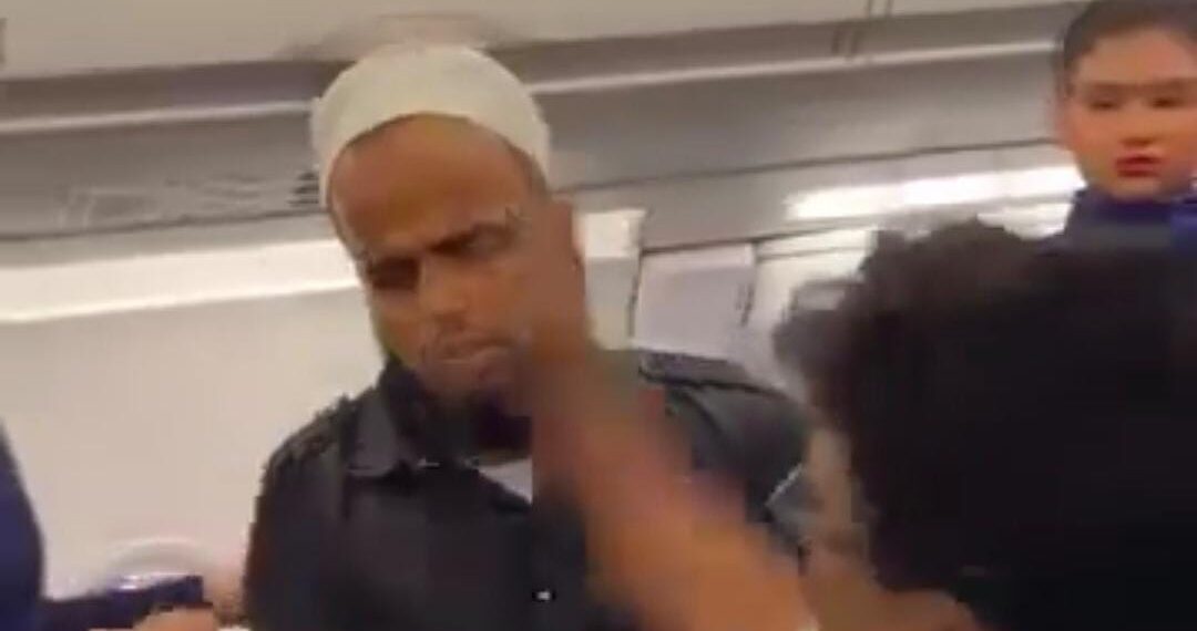 বিমানে কাটিগড়ার যুবককে চড় মেরে আটক সহযাত্রী