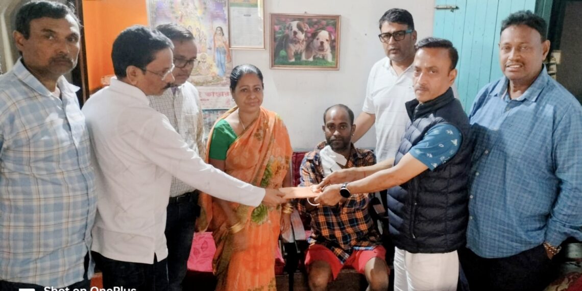 শ্রীভূমির ক্রিকেটার সায়নের চিকিৎসার জন্য ২৫ হাজার টাকা দিল শিলচরের পিডব্ল্যুএফ